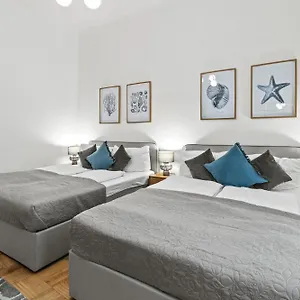 Central, 5 Min Walk To U4 Friedensbruecke Apartamento