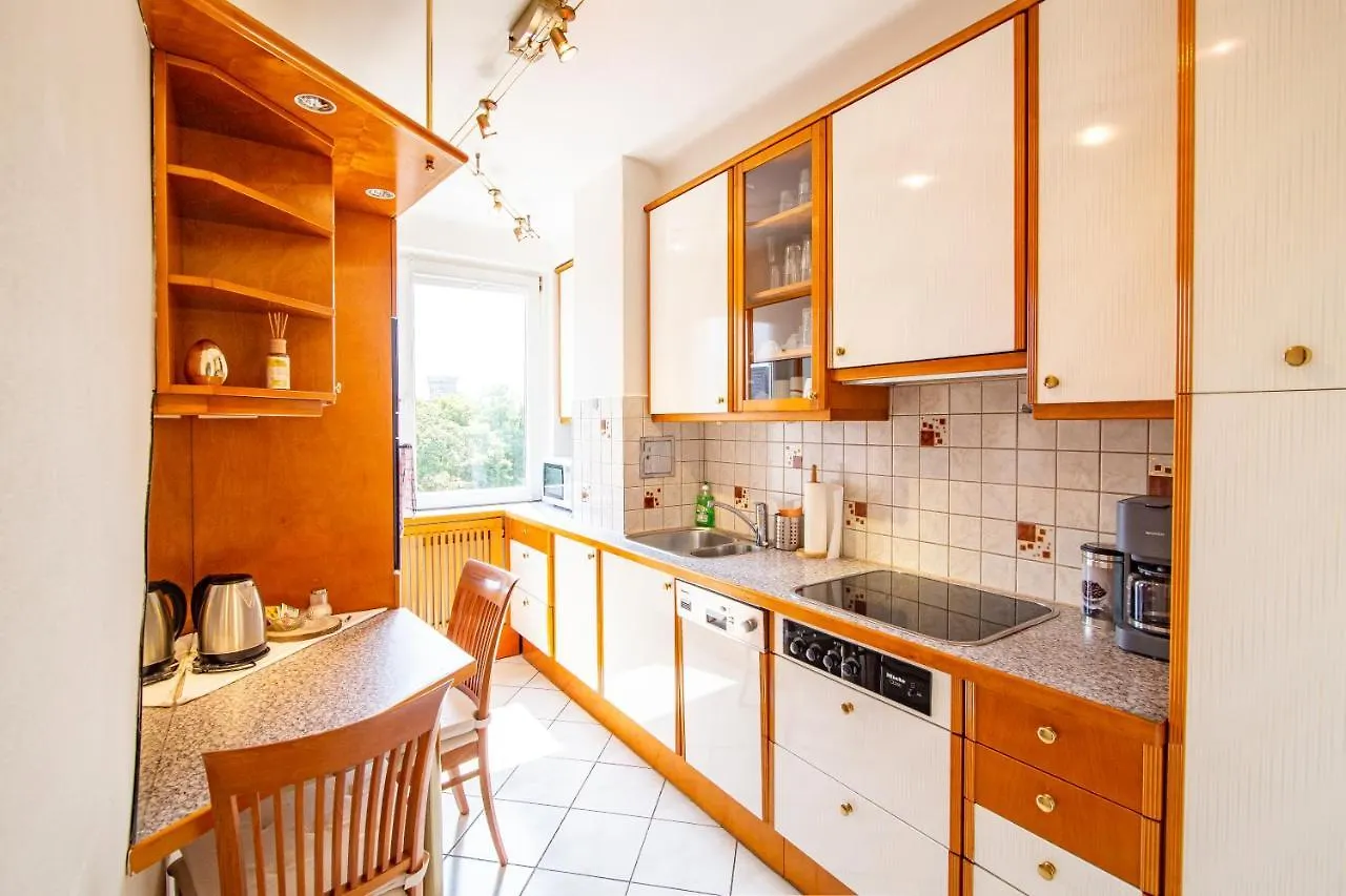 Best Rated Central Apartment Vienna - Ac, Wifi, 24H7Days Self Check-In, Board Games, Netflix