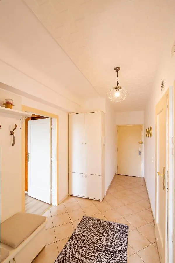 Best Rated Central Apartment Vienna - Ac, Wifi, 24H7Days Self Check-In, Board Games, Netflix