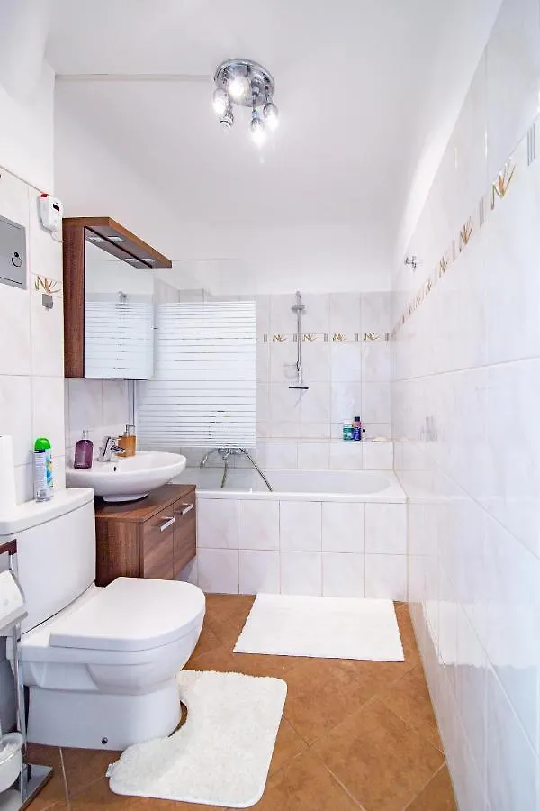 Best Rated Central Apartment Vienna - Ac, Wifi, 24H7Days Self Check-In, Board Games, Netflix