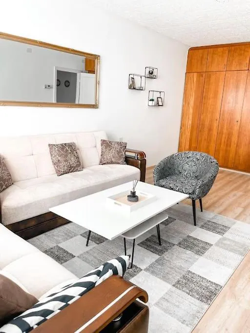 Best Rated Central Apartment Vienna - Ac, Wifi, 24H7Days Self Check-In, Board Games, Netflix