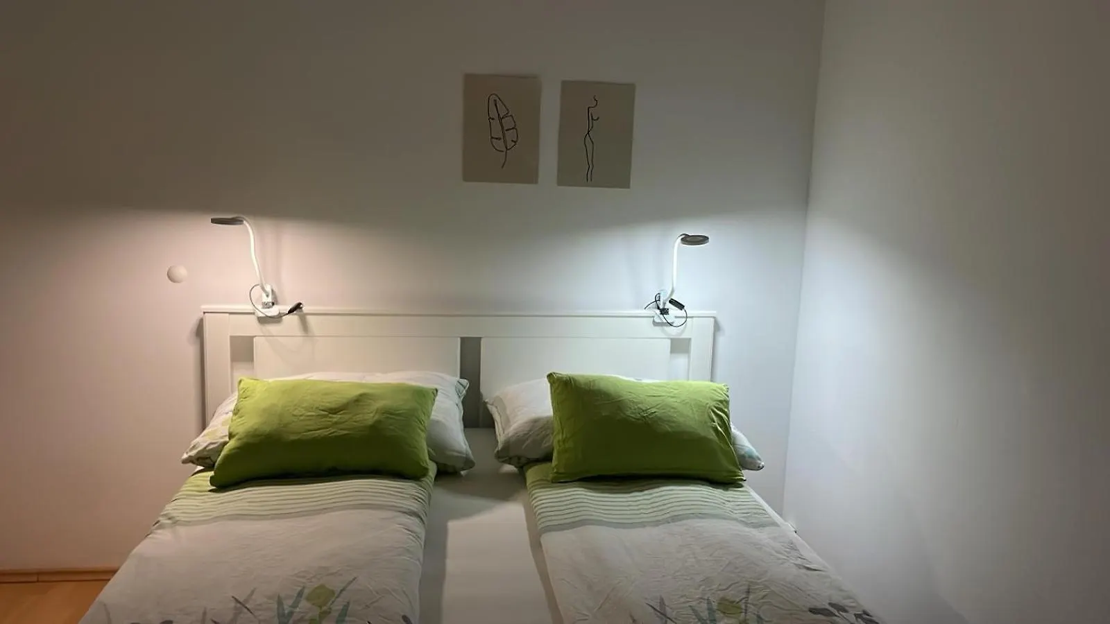 Best Rated Central Apartment Vienna - Ac, Wifi, 24H7Days Self Check-In, Board Games, Netflix contacts